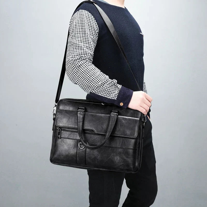 Benedicto skuldertaske i ægte læder med klassisk crossbody design til hverdagsbrug