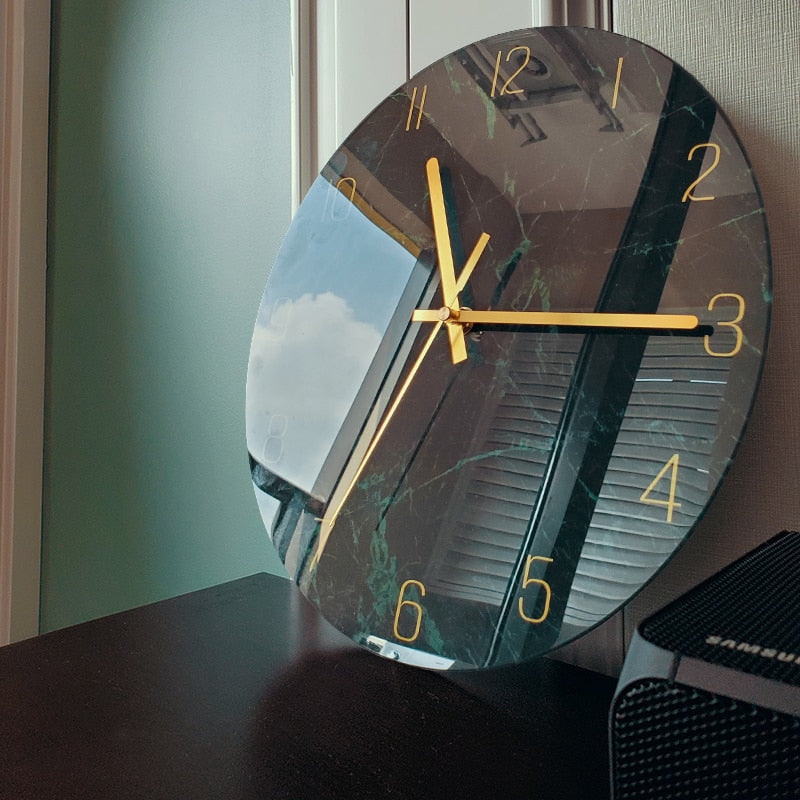 Elegant Glasvægur med Lydløst Kvartsværk og Moderne Design
