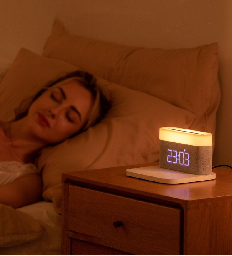 3-i-1 Trådløs Oplader med LED-Lampe og Digitalt Vækkeur