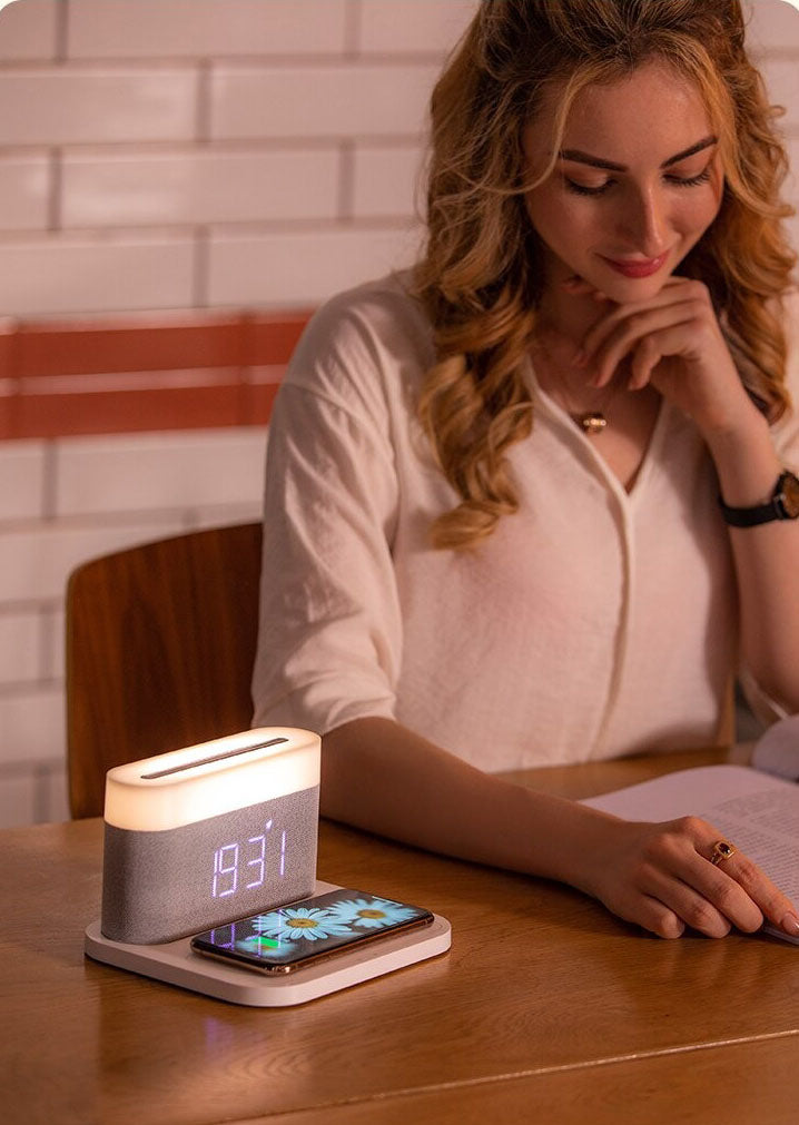 3-i-1 Trådløs Oplader med LED-Lampe og Digitalt Vækkeur