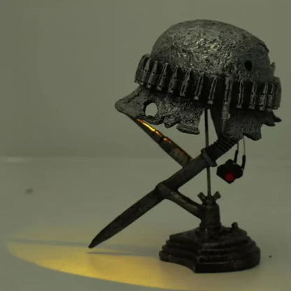 AntiqueLume Vintage Bordlampe i Stål med Hjelmdesign