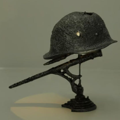AntiqueLume Vintage Bordlampe i Stål med Hjelmdesign