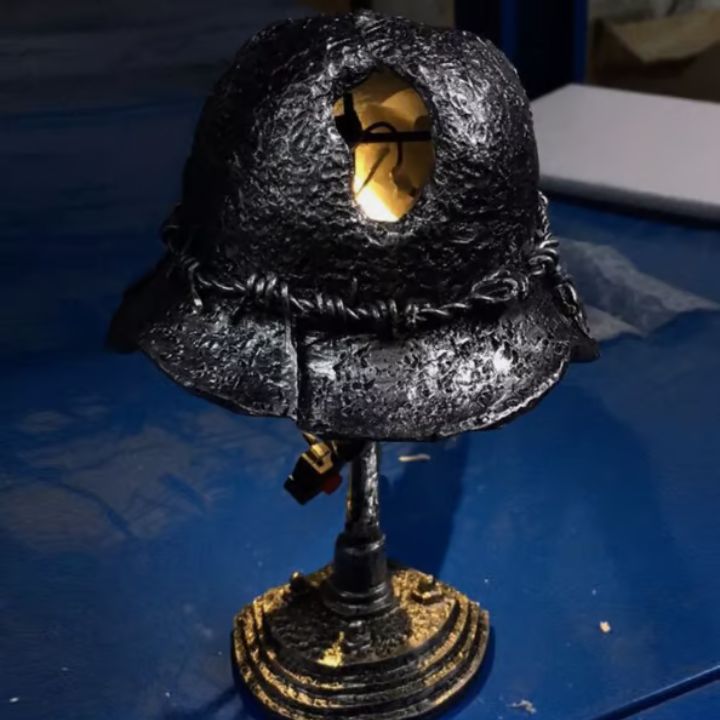 AntiqueLume Vintage Bordlampe i Stål med Hjelmdesign