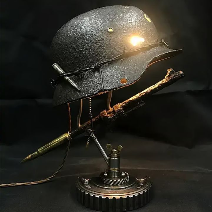 AntiqueLume Vintage Bordlampe i Stål med Hjelmdesign