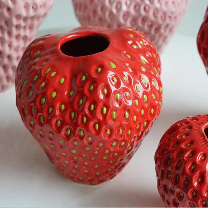 BerryBloom Jordbær Vase i Keramik – Dekorativ Blomster- og Plantekrukke