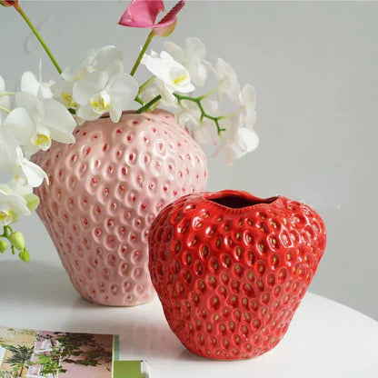 BerryBloom Jordbær Vase i Keramik – Dekorativ Blomster- og Plantekrukke