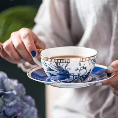 Blåt Blomstret Tesæt til Én i Porcelæn med Tekande, Kop og Underkop