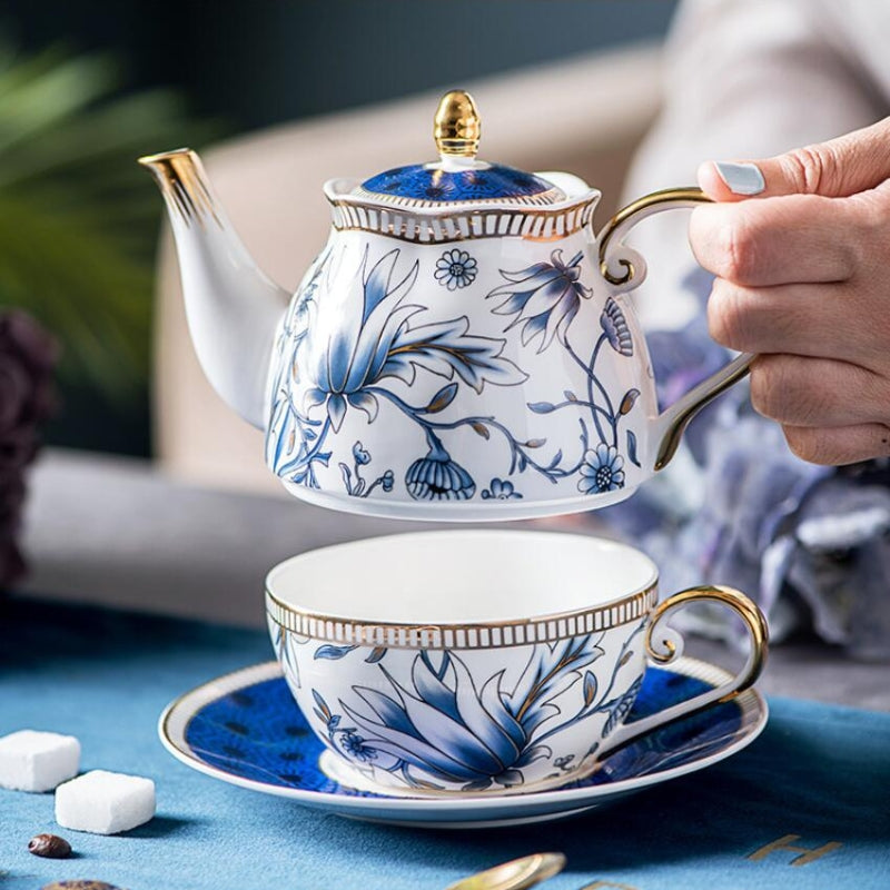 Blåt Blomstret Tesæt til Én i Porcelæn med Tekande, Kop og Underkop