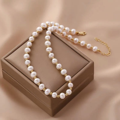 Celeste Vedhængshalskæde med Ferskvandsperle – Tidløst Elegant Smykke til Kvinder