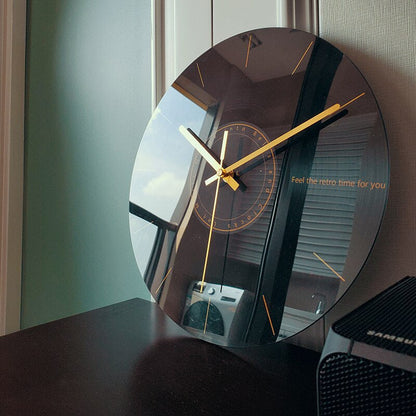 Elegant Glasvægur med Lydløst Kvartsværk og Moderne Design