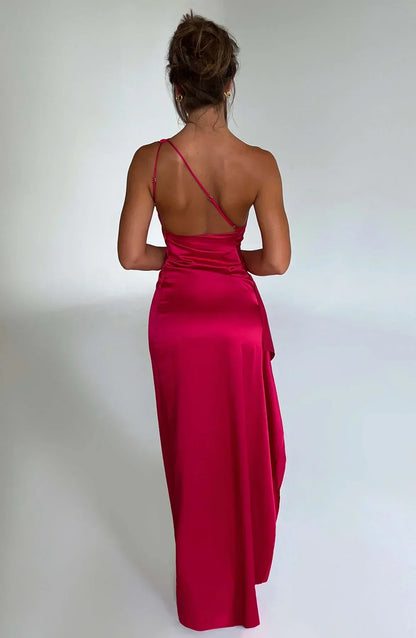 Eliana off-shoulder plisseret satinkjole