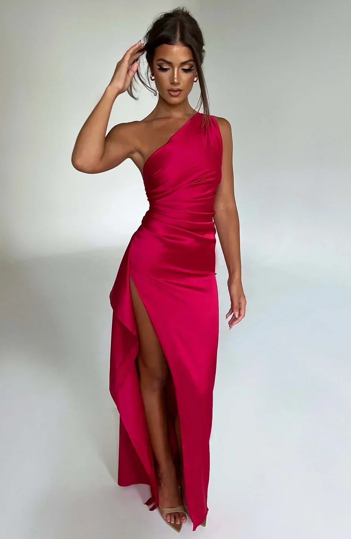 Eliana off-shoulder plisseret satinkjole