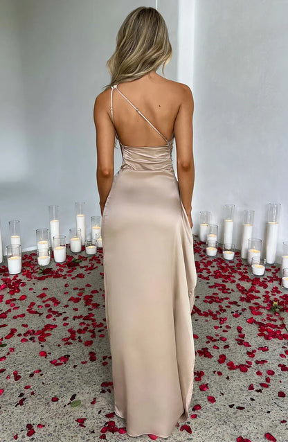 Eliana off-shoulder plisseret satinkjole