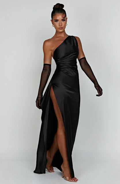 Eliana off-shoulder plisseret satinkjole