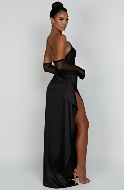Eliana off-shoulder plisseret satinkjole