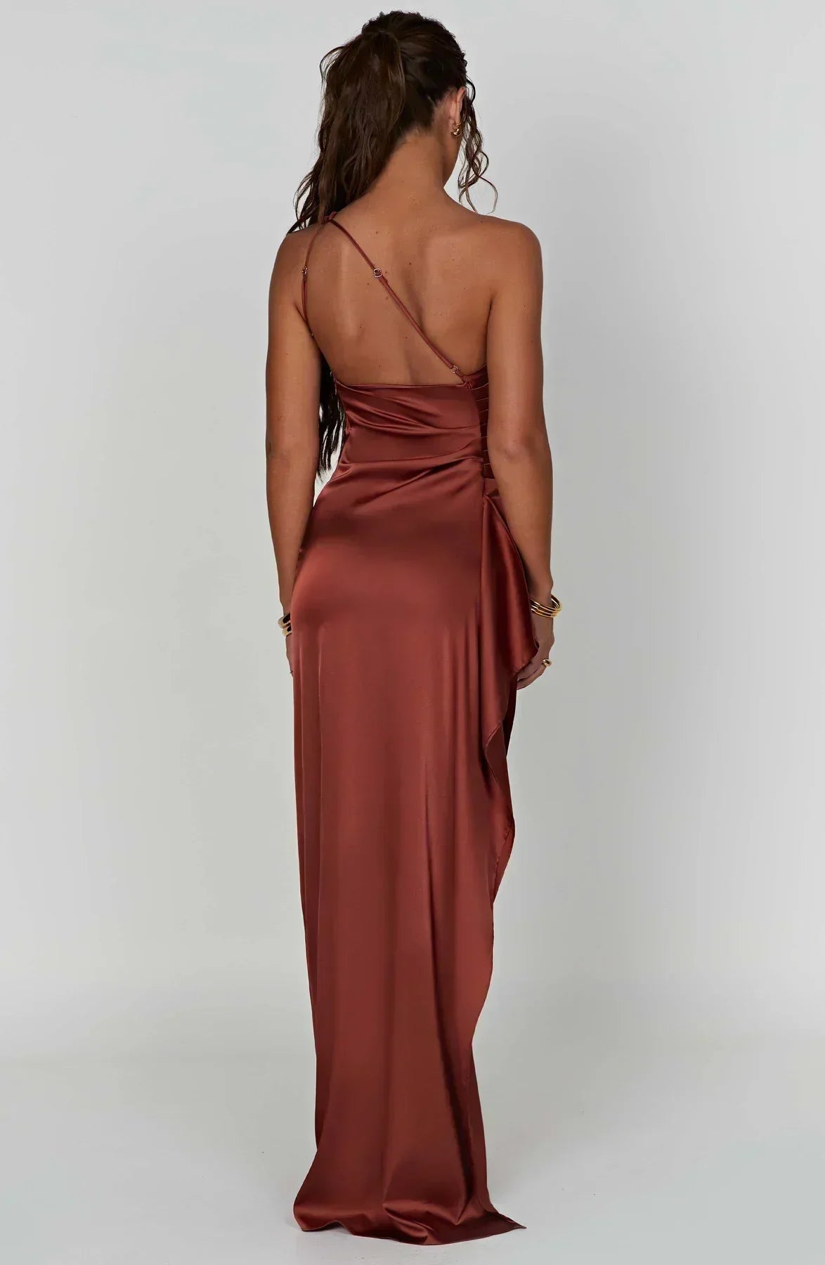 Eliana off-shoulder plisseret satinkjole