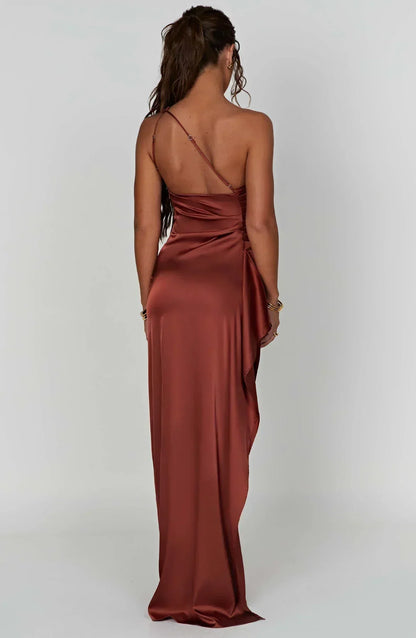 Eliana off-shoulder plisseret satinkjole