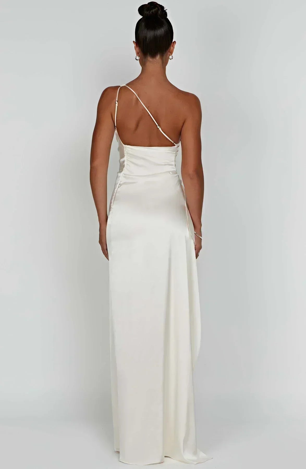 Eliana off-shoulder plisseret satinkjole