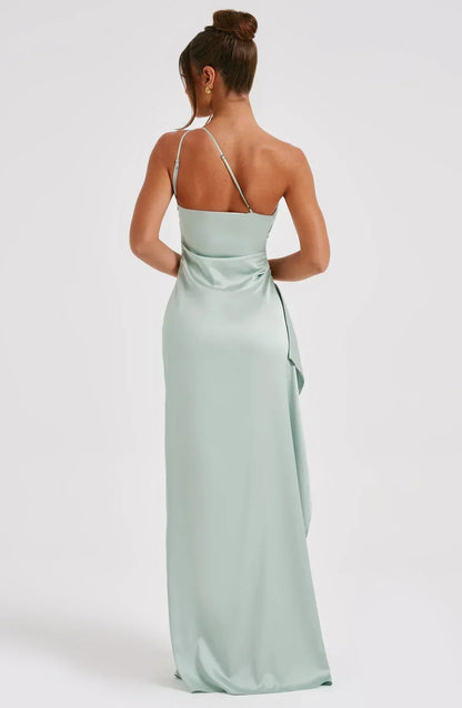 Eliana off-shoulder plisseret satinkjole