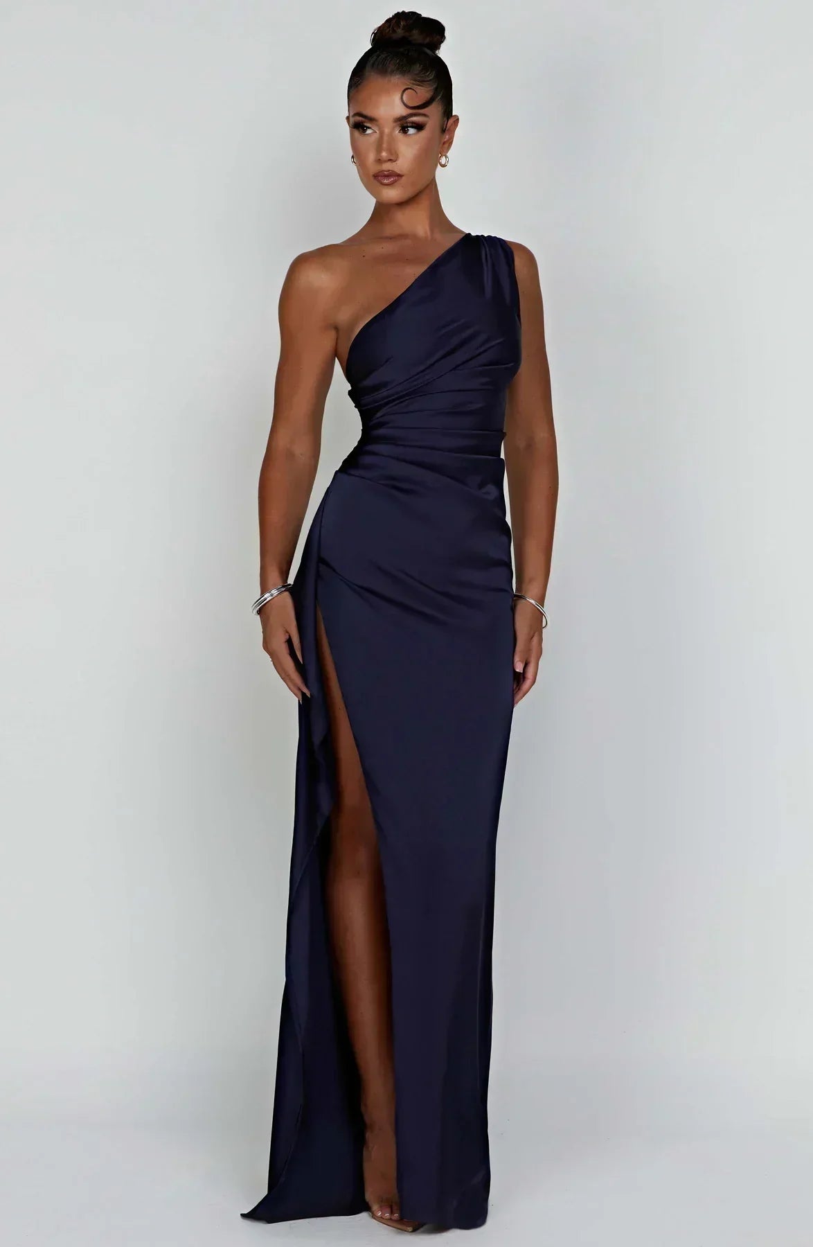 Eliana off-shoulder plisseret satinkjole