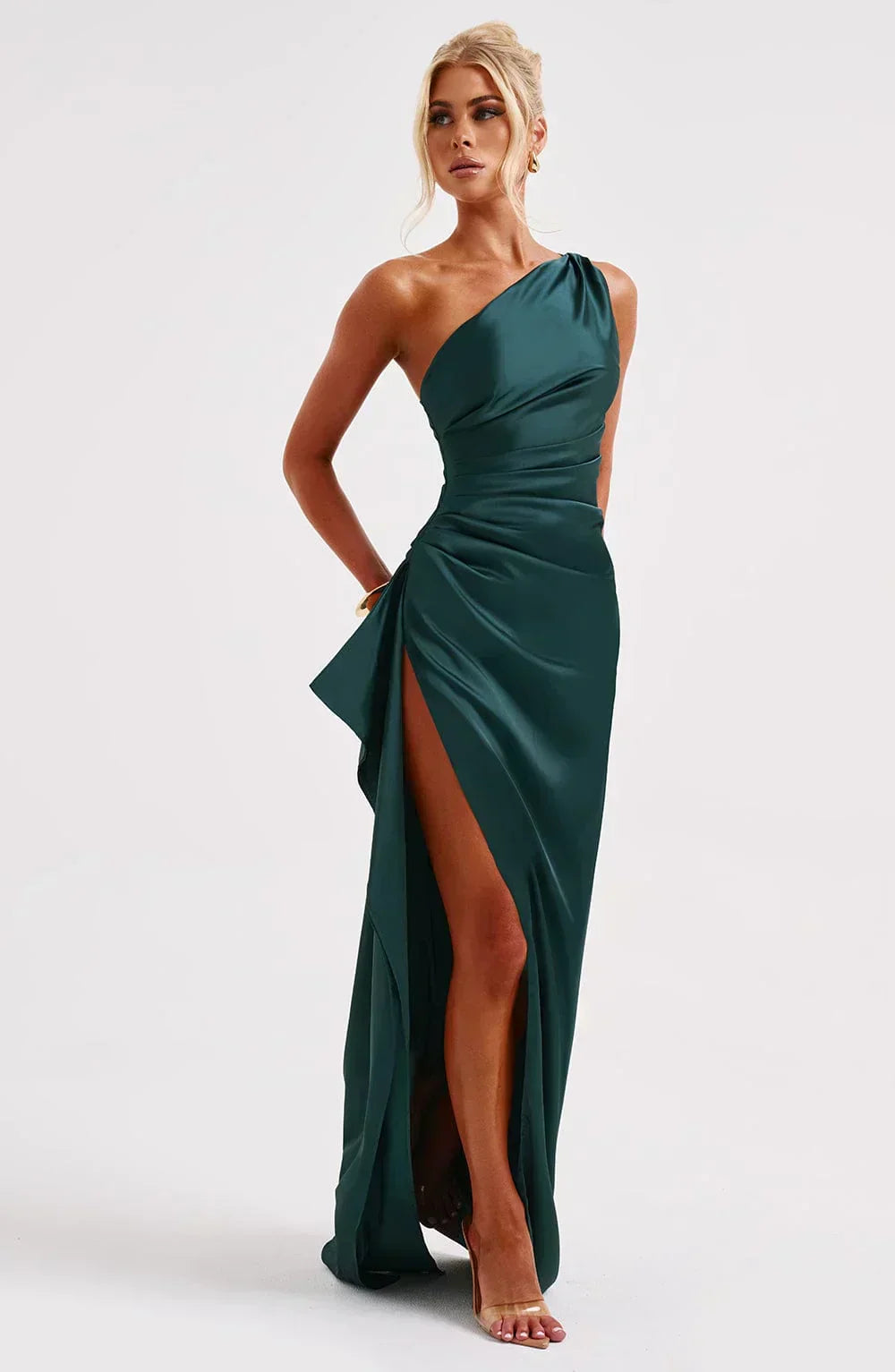 Eliana off-shoulder plisseret satinkjole