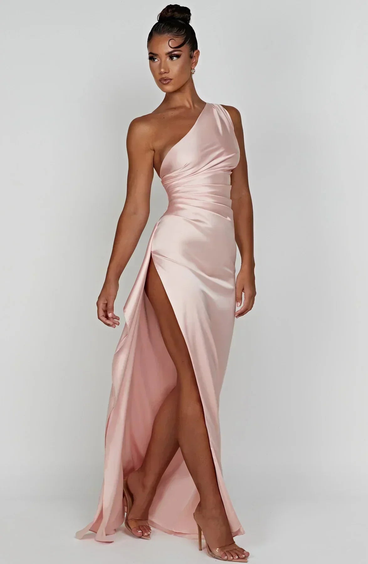 Eliana off-shoulder plisseret satinkjole