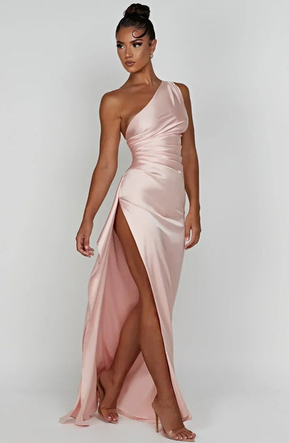 Eliana off-shoulder plisseret satinkjole