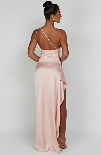 Eliana off-shoulder plisseret satinkjole