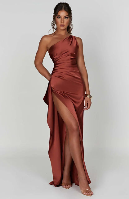 Eliana off-shoulder plisseret satinkjole