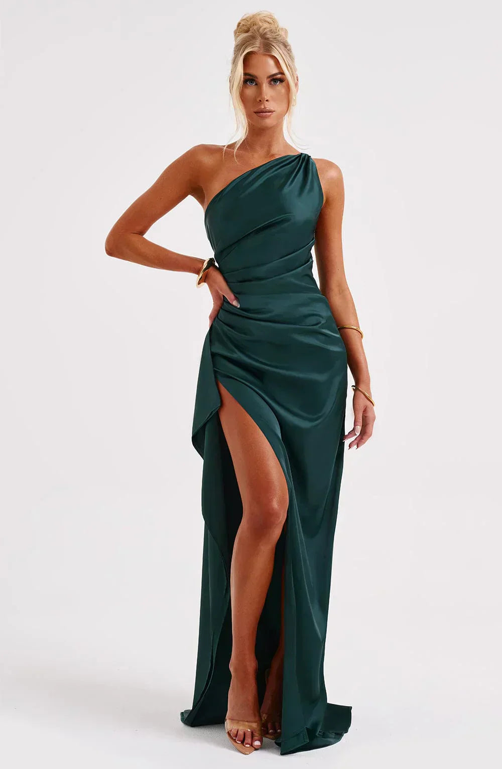 Eliana off-shoulder plisseret satinkjole