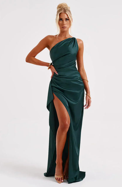 Eliana off-shoulder plisseret satinkjole