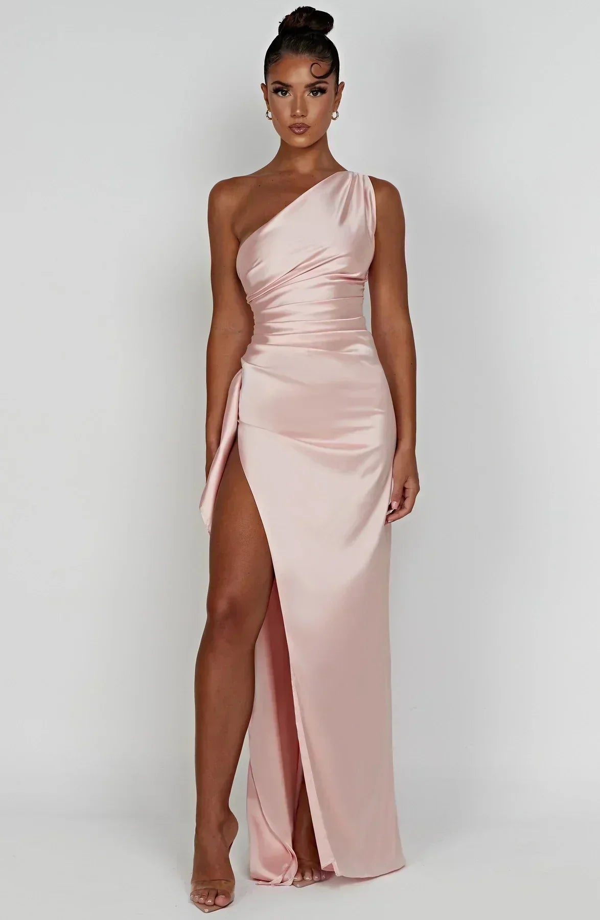 Eliana off-shoulder plisseret satinkjole