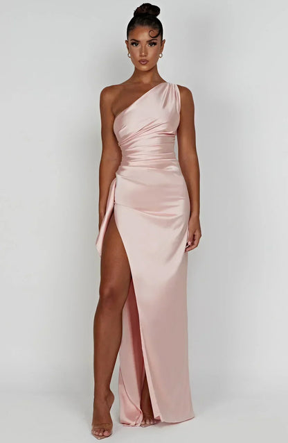 Eliana off-shoulder plisseret satinkjole