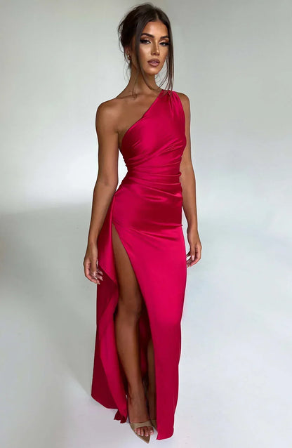 Eliana off-shoulder plisseret satinkjole