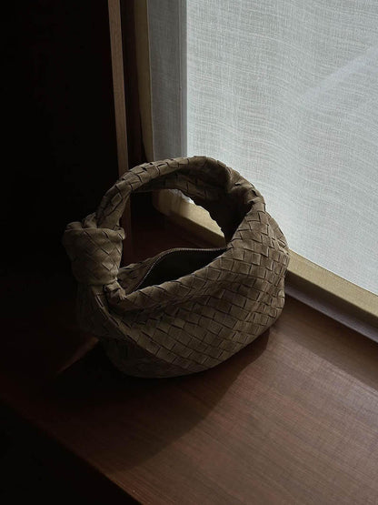 Elsa Mini Ruskindstaske med Vævet Knudedesign og Guldfarvede Detaljer