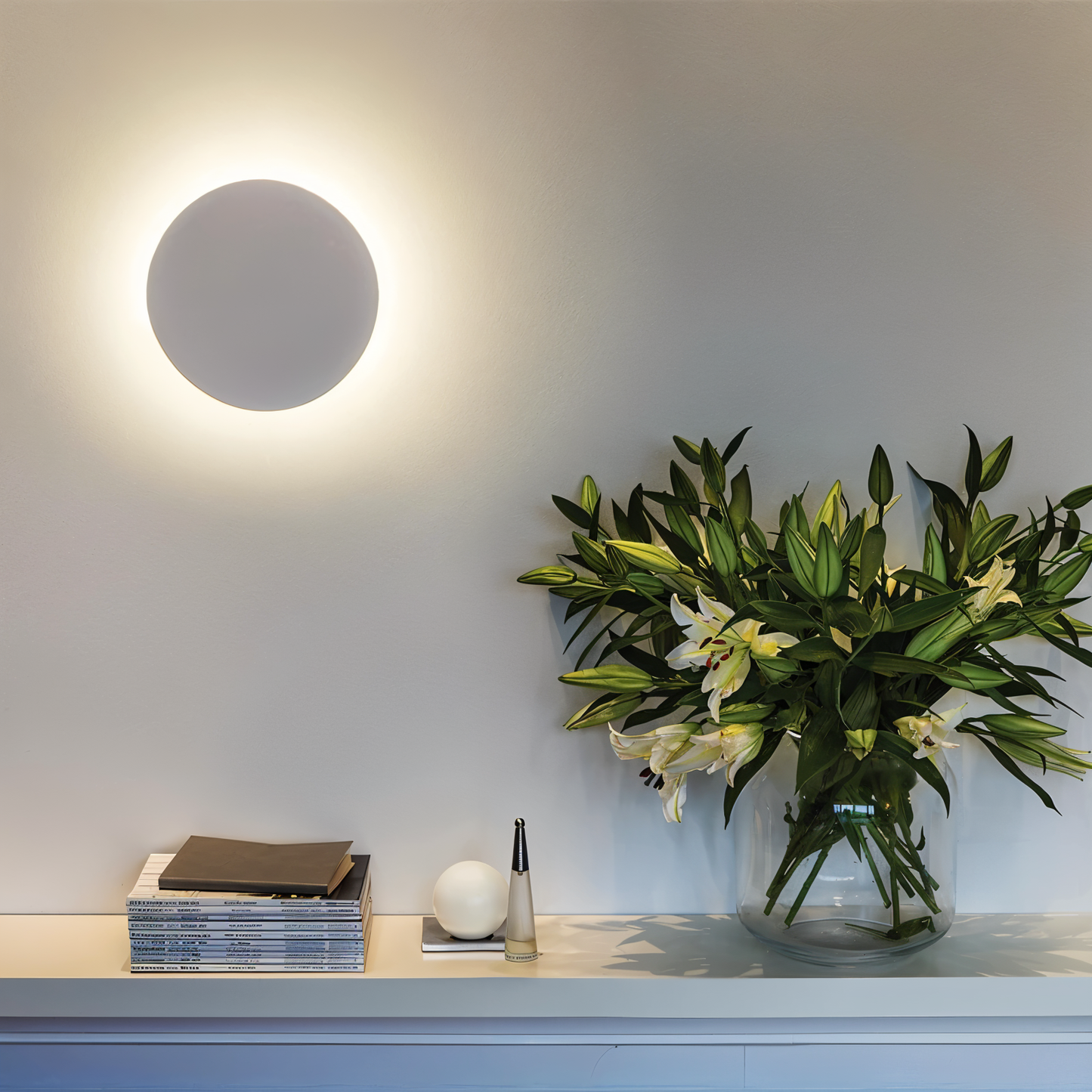 Rund LED-væglampe i moderne minimalistisk design med stemningslys