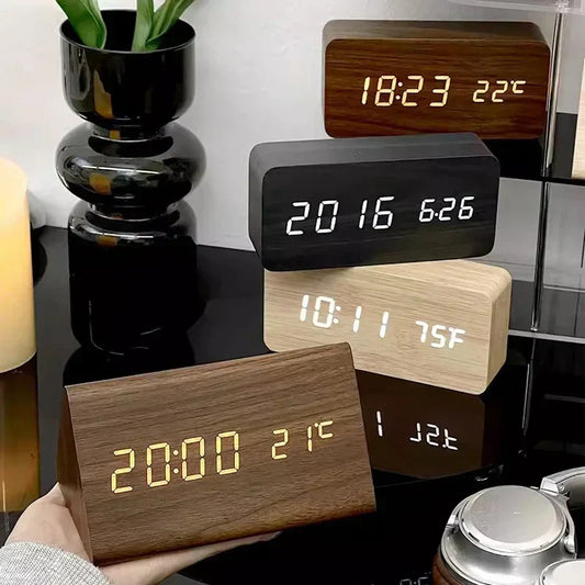 Futura digitalt træ-look vækkeur med temperaturvisning
