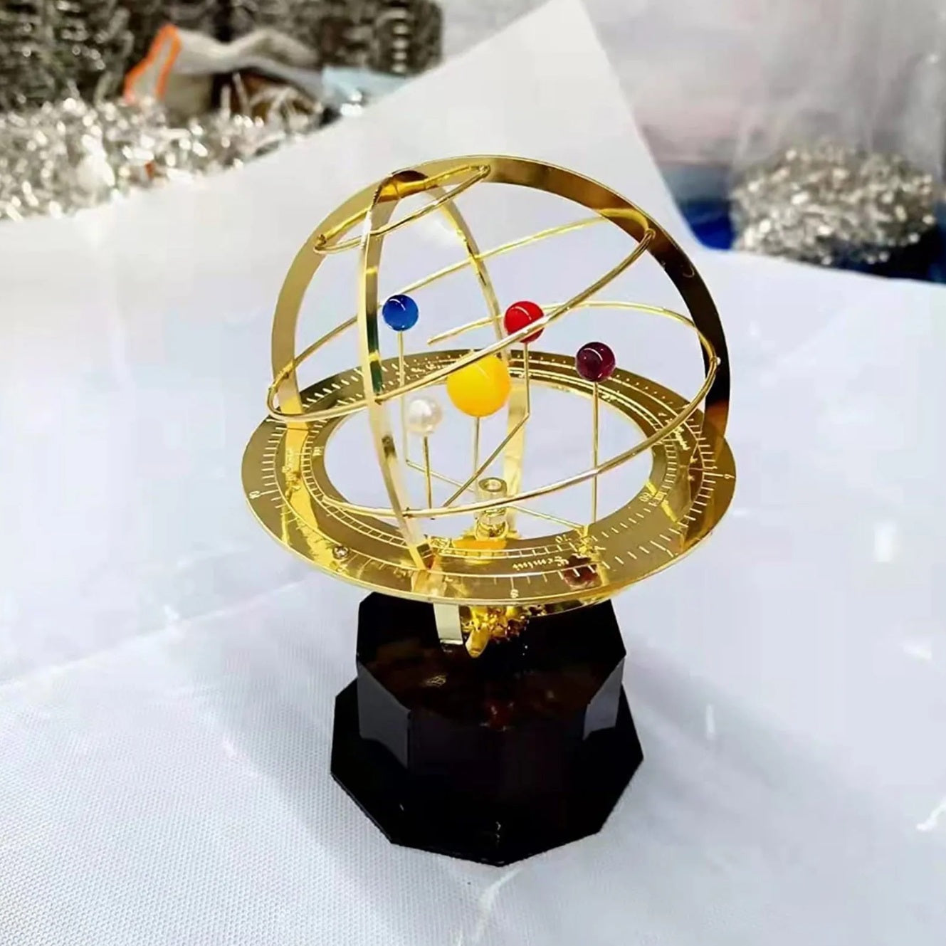 Grand Orrery solsystemmodel i metal med planetdisplay og drejemekanisme