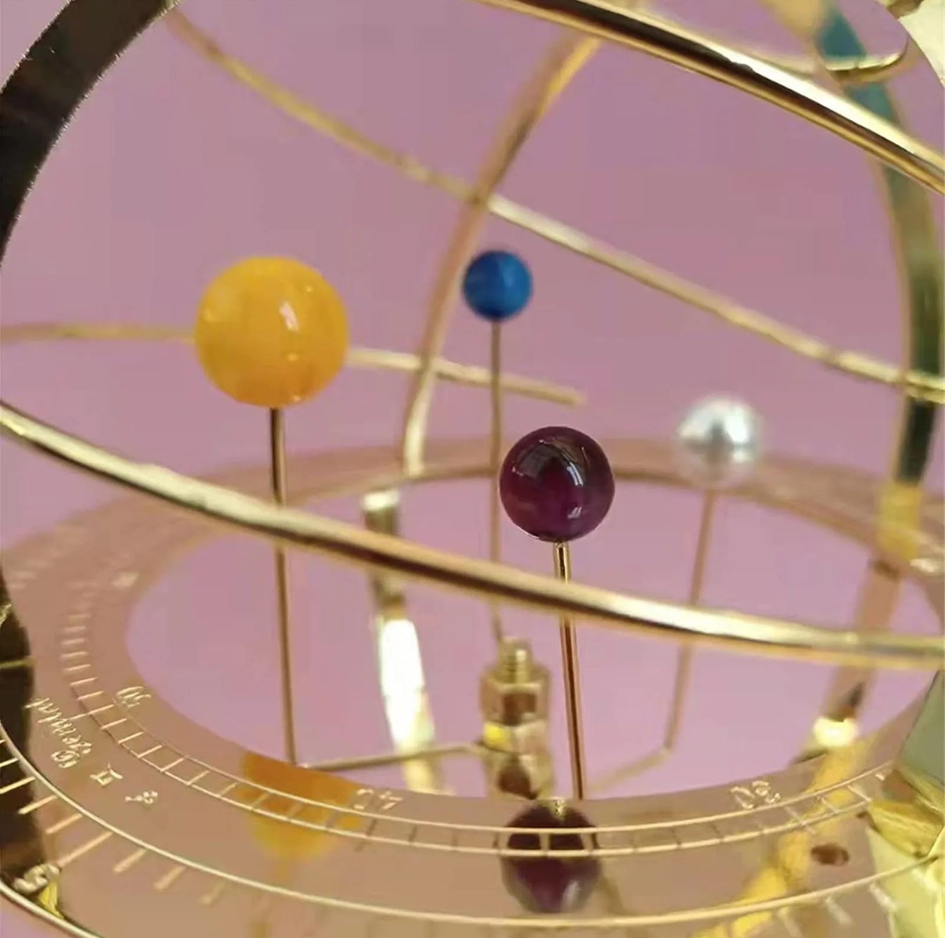 Grand Orrery solsystemmodel i metal med planetdisplay og drejemekanisme