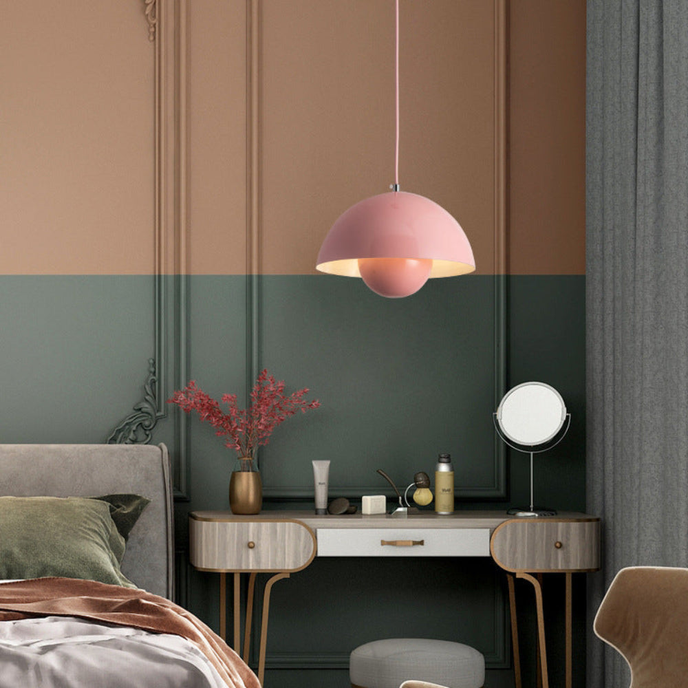 Halvcirkelformet Farverig Lysekrone i Moderne Skandinavisk Design