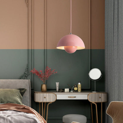 Halvcirkelformet Farverig Lysekrone i Moderne Skandinavisk Design