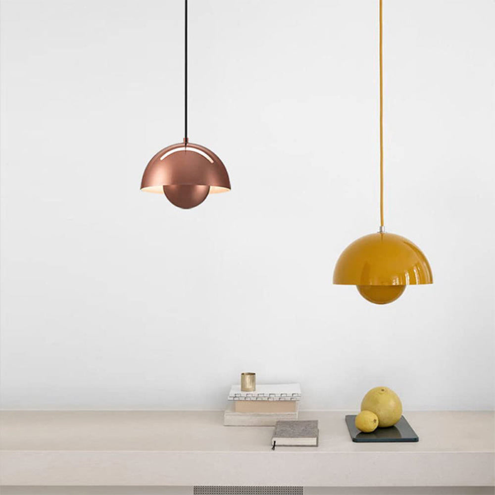 Halvcirkelformet Farverig Lysekrone i Moderne Skandinavisk Design