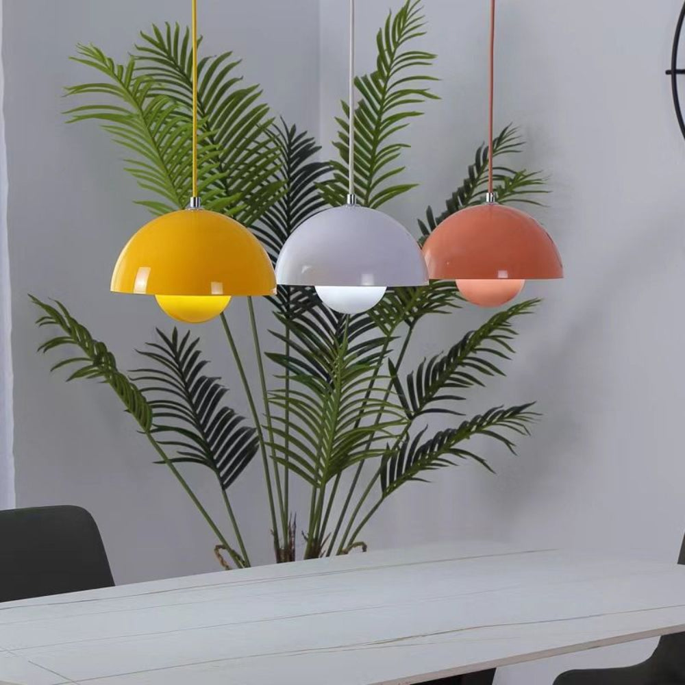Halvcirkelformet Farverig Lysekrone i Moderne Skandinavisk Design