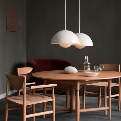 Halvcirkelformet Farverig Lysekrone i Moderne Skandinavisk Design