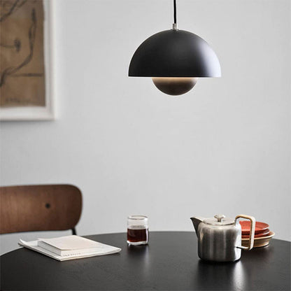 Halvcirkelformet Farverig Lysekrone i Moderne Skandinavisk Design
