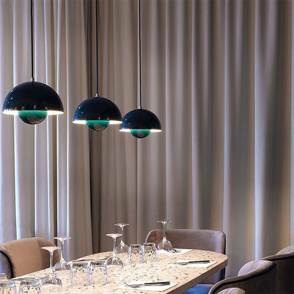 Halvcirkelformet Farverig Lysekrone i Moderne Skandinavisk Design