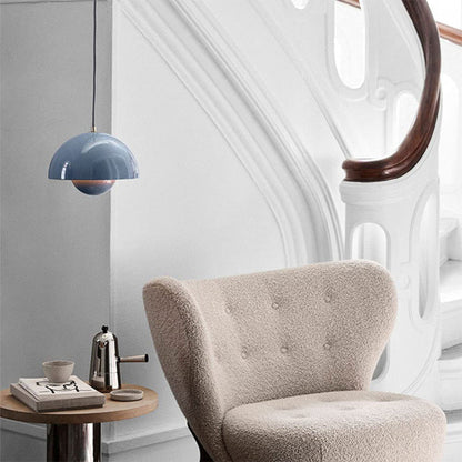 Halvcirkelformet Farverig Lysekrone i Moderne Skandinavisk Design