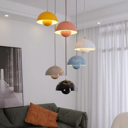 Halvcirkelformet Farverig Lysekrone i Moderne Skandinavisk Design
