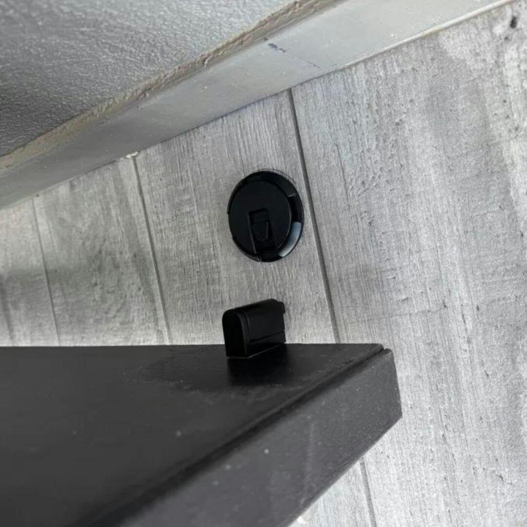 HoldMate magnetisk dørstopper med stærk magnet, selvklæbende montering og moderne design