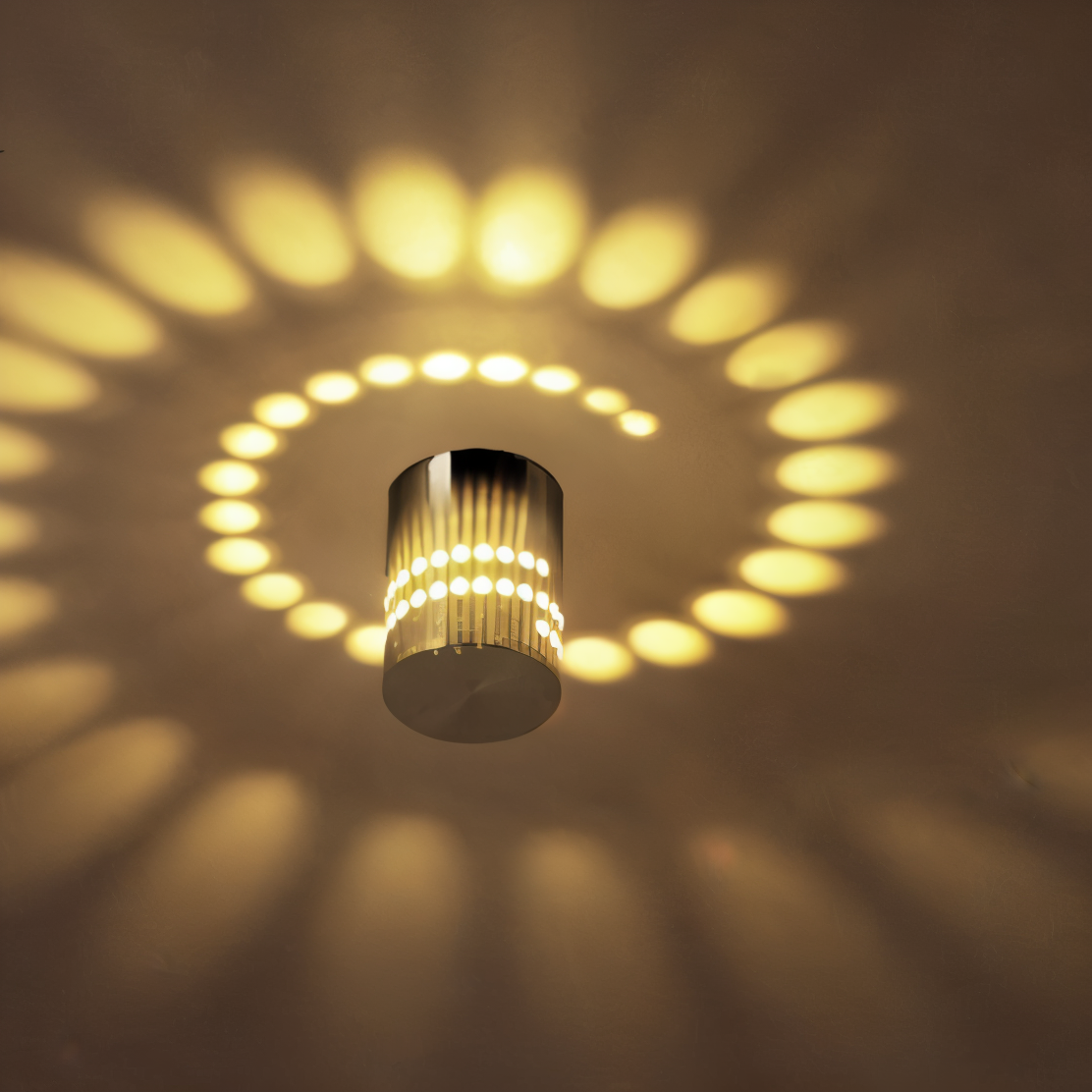 LuminBlast LED Spiral Væglampe med Farverigt Lys til Moderne Indendørs Belysning